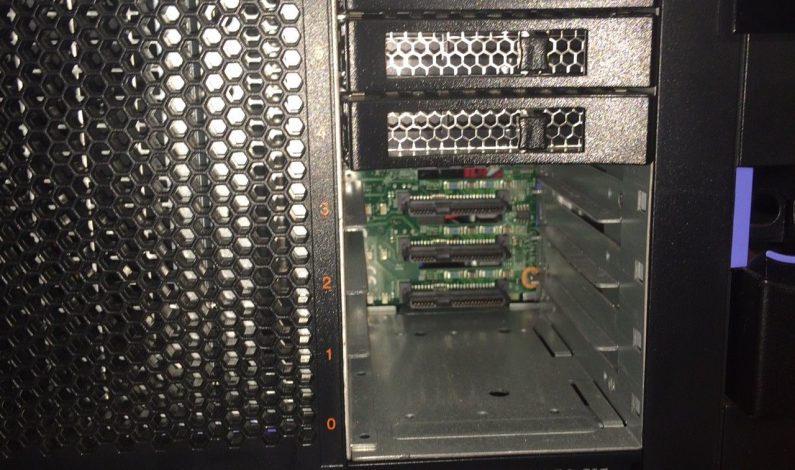 IBM 7143-AC1 Server X3850 X5, 4x E7-4870 2.40 GHz, 4x 42D0512, 1x 49Y7942 2x P/S